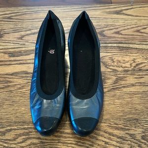 Munro women’s 11.5 N black and silver pumps